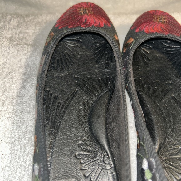 Born Women's Ballet Flat,Floral Embroidered Fabric-Leather,6 M,36.5 EU - Picture 14 of 16